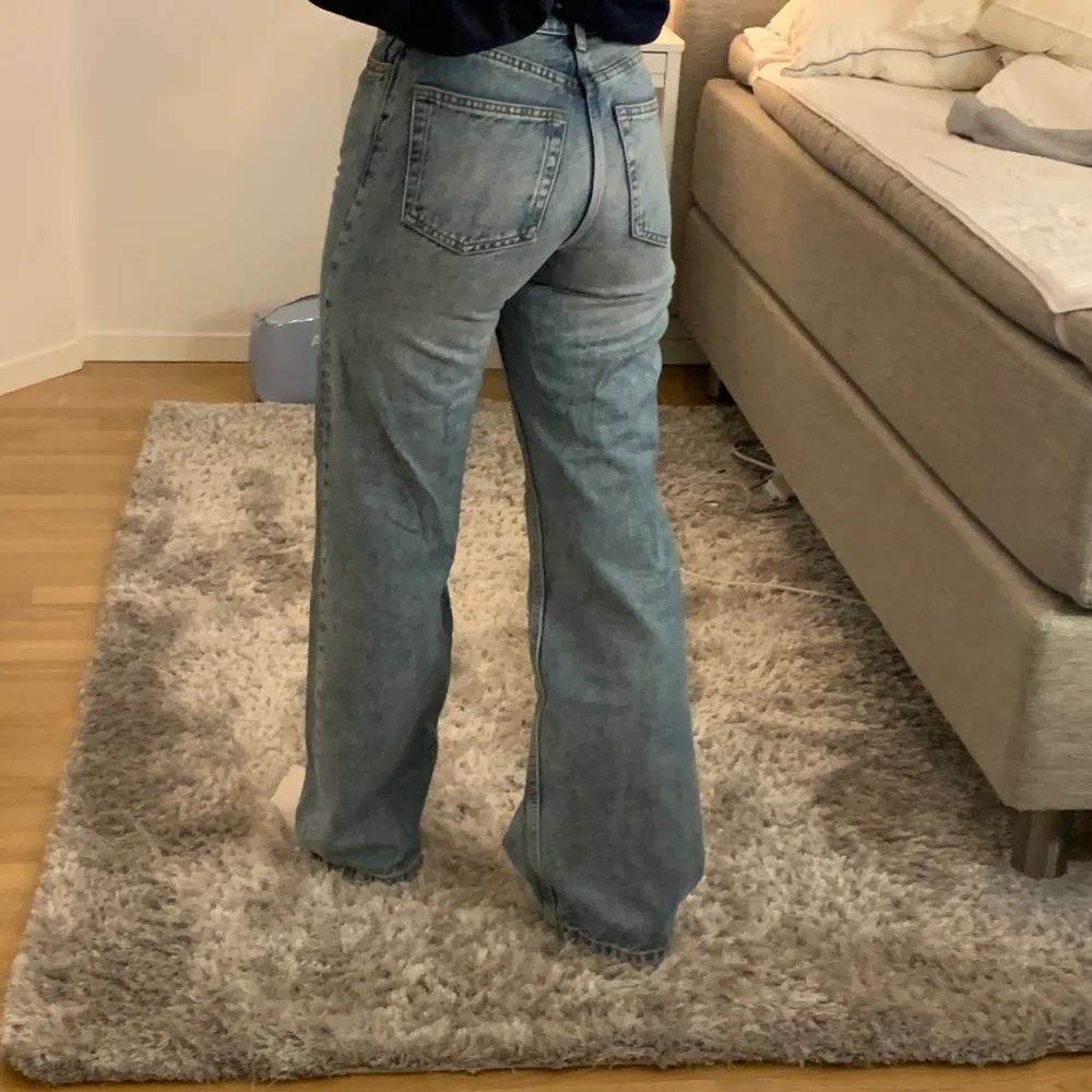 Jättefina vida och högmidjande jeans från monki. Säljer dessa pågrund av att de är försmå för mig. Sparsamt använda och därmed i bra skick! Perfekt längd för mig, 160 cm. Originalpris 400 kr. Frakt tillkommer. . Jeans & Byxor.