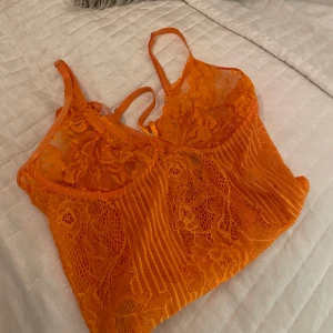 Topp - Spets Body! Storlek: L. Säljer för 20 kr!!🧡🧡 kan både frakta och mötas