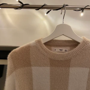 Fluffig tröja - Säljer min nästaintill oanvända tröja från Mango, den är i storlek S och sitter löst. Den är super mjuk och skön, den är i nyskick!! 🌈🌈🌈 köparen står för frakten! 📦 🚚 (bud: 190kr)