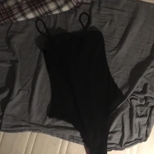 En body från SHEIN en T-shirt från SHEIN och ett linne från Monki - Original pris för allt är 330. Vid frågor skriv till mig😊