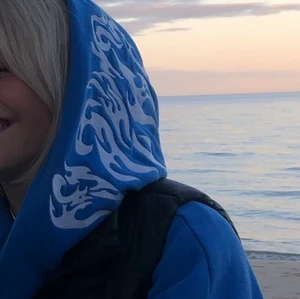 Blå hoodie - Vet inte vrf bilderna blev på sidan hahah. Men hoodie oversized as snygg bara inte kommit till användning. Riktigt bra kvalite. Om många intresserade kan vi ha budgivning BUD PÅ 450kr