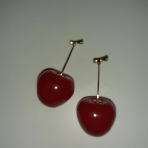 Rödaörhänge  - Jättesöta örhängen  i röda helt nytt. 