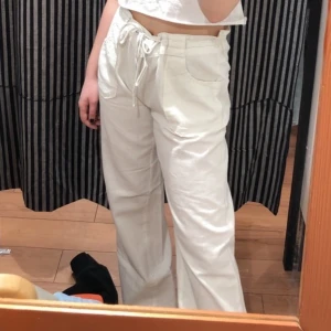 Linnebyxor - Köpta secondhand men aldrig använda av mig! Byxorna är i storlek 40, men jag brukar vanligtvis ha strl 36 i byxor och är 162cm lång. Lite stora i midjan men det finns snören som fixar det :) skriv för mer bilder/ mått osv