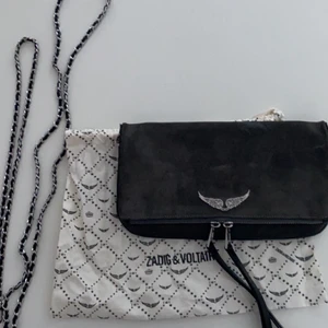 Zadig väska - Säljer mina Zadig väska. Har använt den några gånger. Den är äkta och köpt för 3600kr. Köparen står för frakten. Är fler intresserade blir de budgivning. 