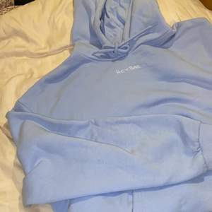 Babyblå hoodie med vitt motiv därfram ”Hey Bae”. Lätt oversized fit. Köpt för ett år sedan, använd ca. 5 gånger. (Nypris: 249kr)
