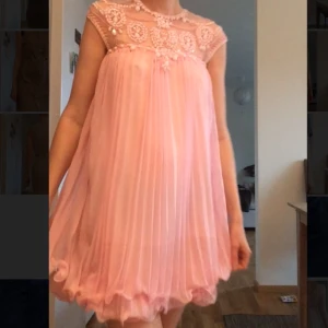  - Ljusrosa klänning från Afulotusr strl 34/36. Använd en gång på ett bröllop. Köparen står för eventuell fraktkostnad och betalning görs via swish.
