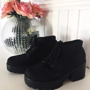  - Populära platåskor från vagabond i tyg. Skorna är i storlek 37. Säljes för 100kr frakt tillkommer. 