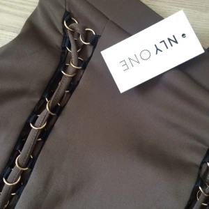  - Grönbrun tight kjol från Nelly oanvänd. Säljer pga för liten för mig, storlek S men skulle säga att den passar en XS bättre.