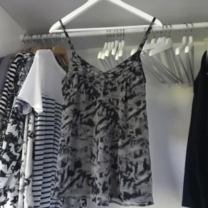  - Snyggt mönstrat linne från Vero Moda med snygga detaljer. Använt 1 gång, nyskick! 