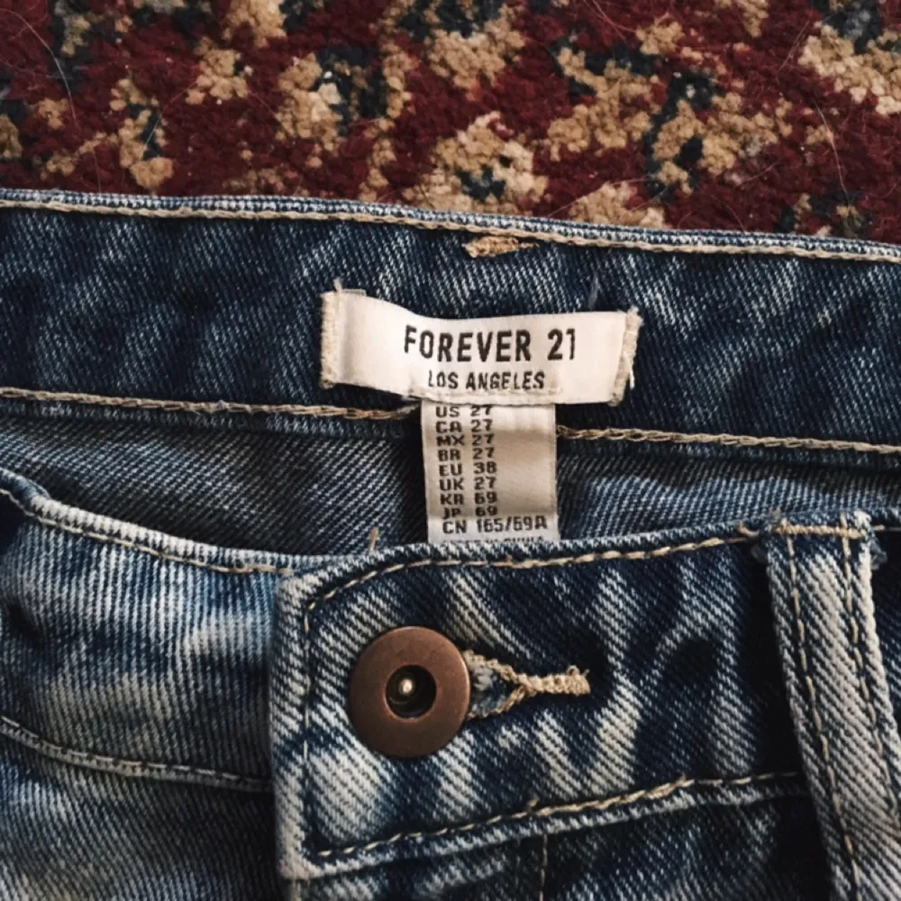 Supersöta jeansshorts från Forever21. Står EU38 men är tighta på mig som är en 36a. Möts upp i norrort eller fraktar mot betalning 🕊. Shorts.