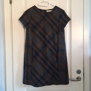  - Burberry liknande klänning från Zara. Passar stl xs/s. Jättefint skick!