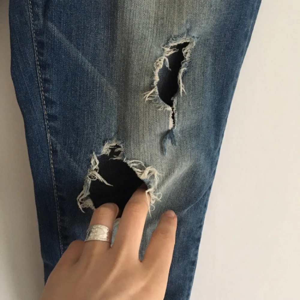 Slitna jeans i storlek 40 säljes! Använda en gång!  . Jeans & Byxor.