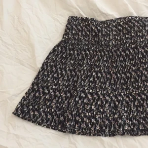  - Helt oanvänd kjol från hm trend. 