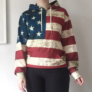  - Hoodie med amerikansk flagga, syntetmaterial.