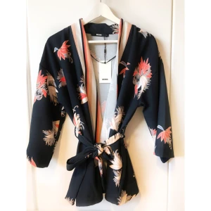  - Mönstrad kimono/ jacka med band i midjan från Bikbok. Aldrig använd och prislappen sitter kvar. Pris exklusive frakt. 
