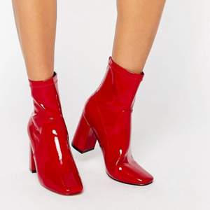 Helt nya röda lack boots. Super coola! Aldrig använda. Ganska små i storleken så passar även en 37.