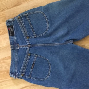  - Vintage mom-jeans från Venice beach. Lite stretch, men ganska tunt härligt tyg ändå. 