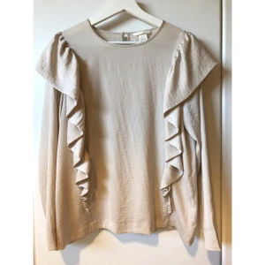  - Topp med volanger från H&M. Frakt betalas av köparen. 