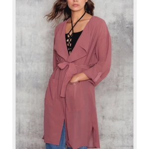  - Helt ny, snygg trenchcoat. Lite transparant i materialet.