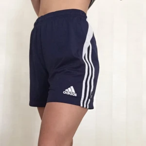  - Blå adidasshorts i strl S/M. Fint skick! 