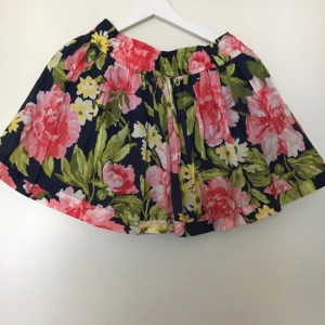  - Fin blommig kjol från Abercrombie & Fitch! Storlek L men mer som en medium :) 