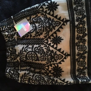  - Helt ny kjol, med brodyr och prislapp kvar, ingår i set med jacka till (se en till annons på min profil).  Köp separat eller tilsammans för ett rabatterat pris!