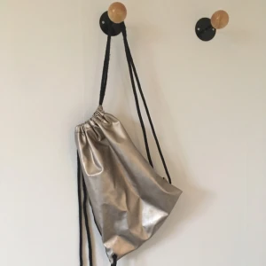  - Guldaktig gympapåse från Monki. 