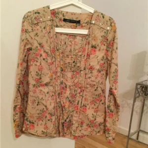  - En söt blommig blus från Zara. V-ringad, aningen ribbad framtill med knappar