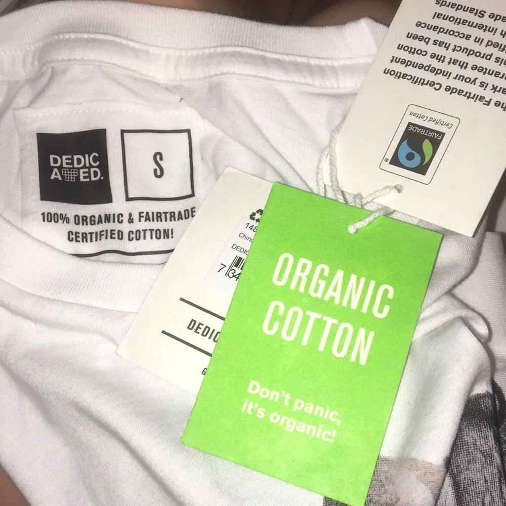 T-shirten är gjord av det minst miljöförstörande företaget där bomullen är väl utvald och ekologisk. HELT NY och självklart oanvänd. . T-shirts.