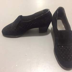 Vintage skor i svart mocka som aldrig kommit till användning. Storlek 36 1/5.