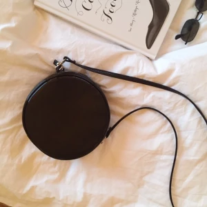  - Liten rund väska köpt i Berlin. Märket är workshop, antagligen köpt på Urban