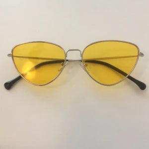  - Ascoola brillor min vän köpte med från en marknad i London. Tyvärr passade de inte alls på mig :(  