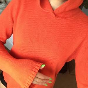 Vintage orange tröja från Calvin Klein. Tight luva och något utställda slut på armarna. Gott skick. Passar 34-38. Tar swish 🛵💨