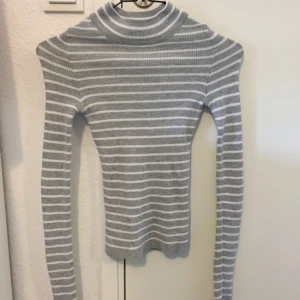  - Höghalsad tröja från ginatricot. Använd ett fåtal gånger, vid frakt tillkommer 30 kr.
