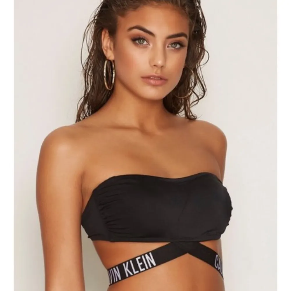 Calvin Klein Bandeau Bikini Topp svart Helt by med prislapp och galge! Nypris : 549 Säljes pågrund av köp av fel storlek. . Övrigt.