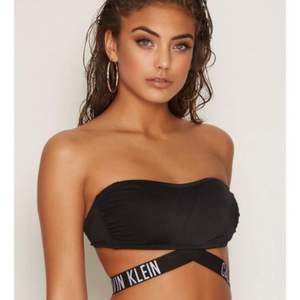 Calvin Klein Bandeau Bikini Topp svart Helt by med prislapp och galge! Nypris : 549 Säljes pågrund av köp av fel storlek. 