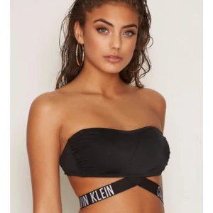  - Calvin Klein Bandeau Bikini Topp svart Helt by med prislapp och galge! Nypris : 549 Säljes pågrund av köp av fel storlek. 