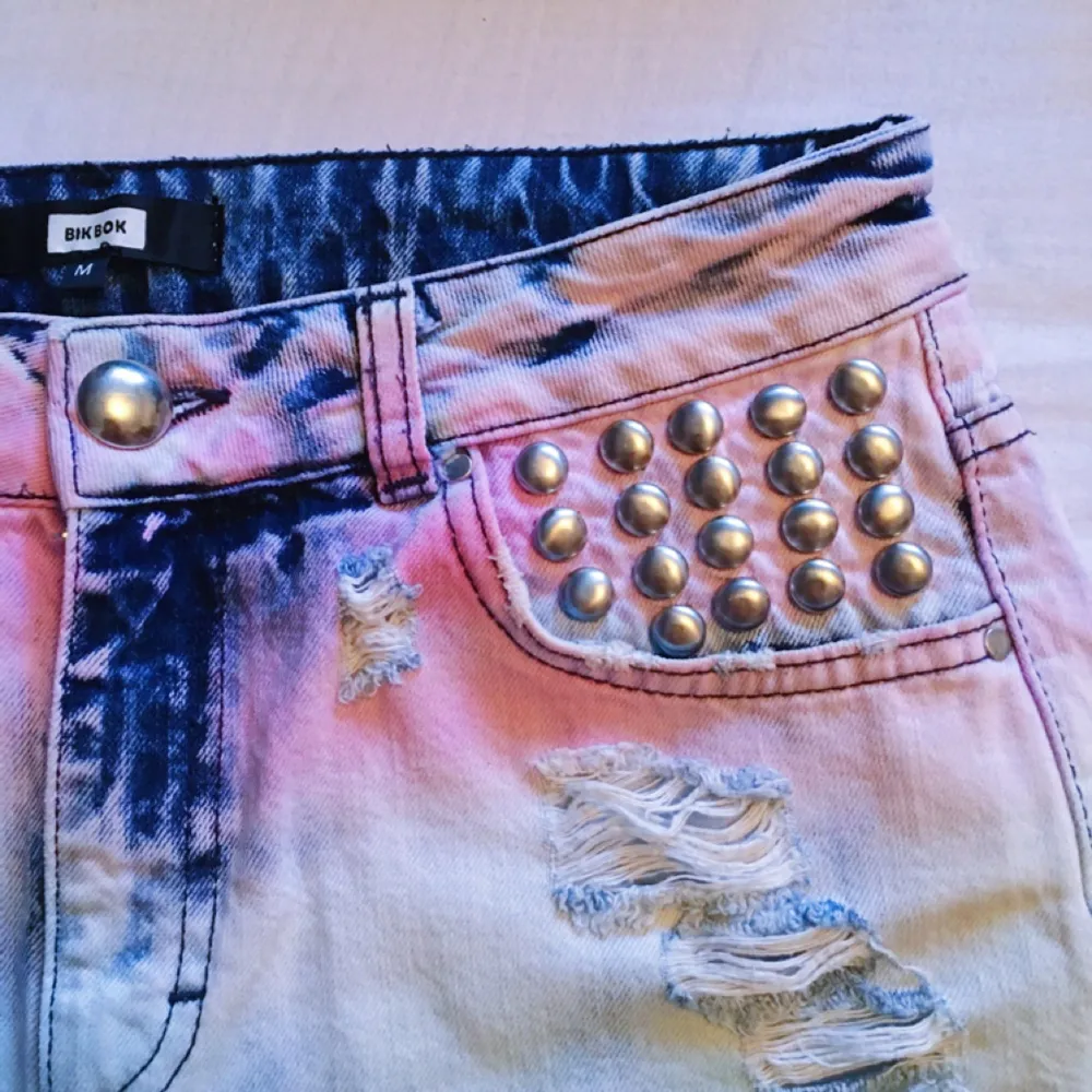 Jag säljer nu dessa blå/rosa färgglada shortsen!! Aldrig använda. Kan fraktas. Betalning sker via Swish! ✨. Shorts.