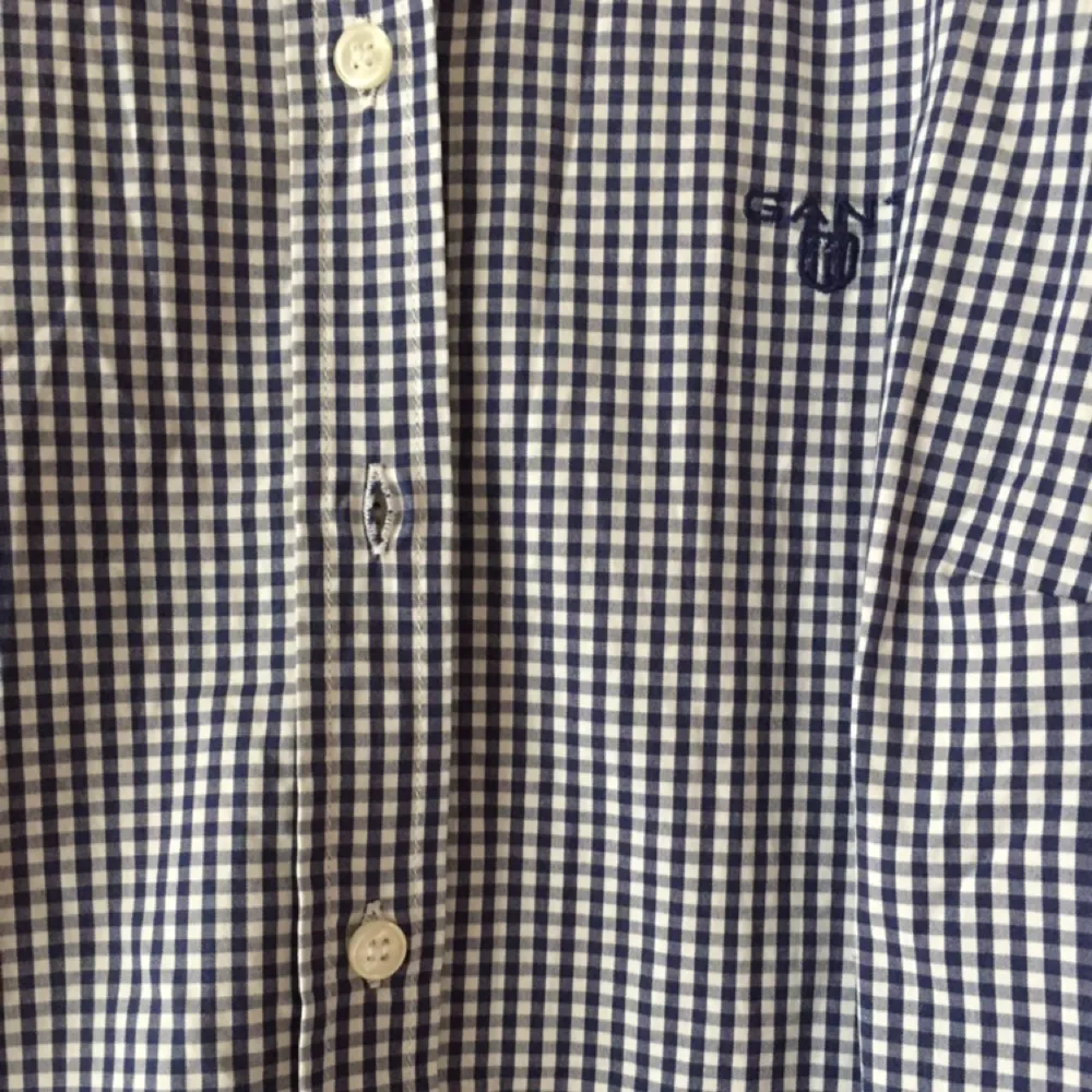 Mörkblå rutig skjorta från Gant. Endast använd en gång. 700kr + frakt. Skjortor.