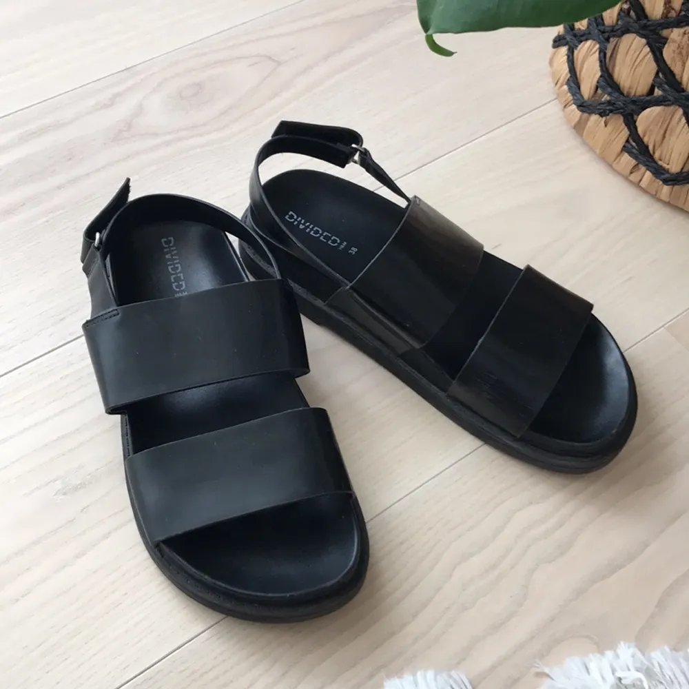 Nice black, comfortable summer sandals from H&M - perfect for casual wear or parties, you choose. Used only a few times so they still look really good and clean as can be seen on the pictures. Shipping will be added and payment through swish. 💋. Skor.