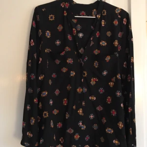  - Mönstrad blus/skjorta från Zara. Använd en gång. Möts upp i Sthlm eller fraktar mot fraktkostnad.