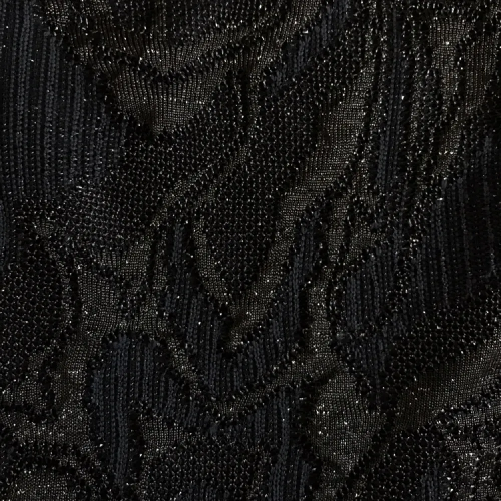 Sexig svart klänning med glittertrådar och djup rygg. . Klänningar.