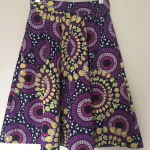  - Underbar kjol från Lindex! Saknar en knapp på insidan, men går utmärkt att knäppa utan och är enkelt att sy dit.  Kan mötas upp i centrala Uppsala. Vid försändelse tillkommer frakt. Varan ligger ute på andra sidor/appar också.