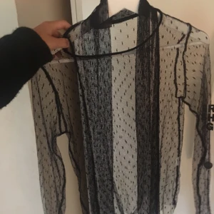  - Slutsåld och oanvänd topp från zara. Storlek XS-s, sjukt snygg med linne under på fest!! 