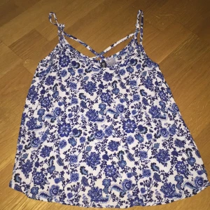  - Somrigt linne från h&m divided. 