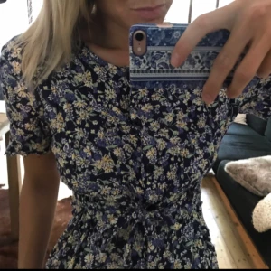  - Såååå söt blommig klänning. Ett band i midjan som man kan ta av om man vill