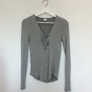  - Ribbad tröja med knytning fram. Sällan använd 