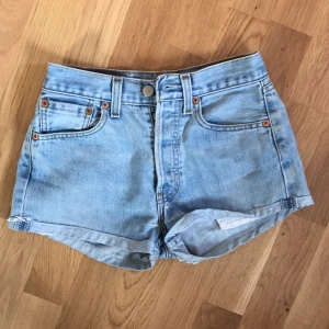  - Ljusa jeansshorts