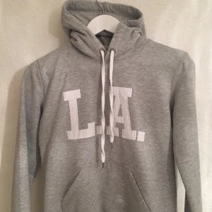  - Grå hoodie från Gina 