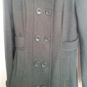  - Måste nu sälja min favvokappa från hm Divided pga flytt. vacker mörkgrön med fina sömmar o detaljer. 92 cm lång och slutar strax ovan knäna för mig som är 165 cm lång. :) (första bilden visar bra sömmarna men ej rätt färg) 